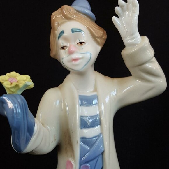 Vintage Porcelana De Cuernavaca Magician Clown Porcelain Figurine Flower 1993 - Picture 5 of 6